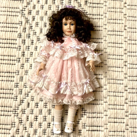 DOLL MOMENTS TREASURED Porcelain Doll #11/2000 Handcrafted "LUCY" 1901 /2000 - Picture 3 of 15